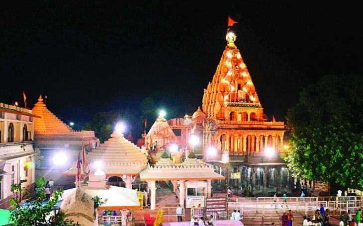 साल में सिर्फ नाग पंचमी के दिन खुलते हैं इस मंदिर के कपाट, भक्त करते हैं  11वीं शताब्दी की अद्भुत प्रतिमा के दर्शन Nag Chandreshwar temple situated  is opened only in the