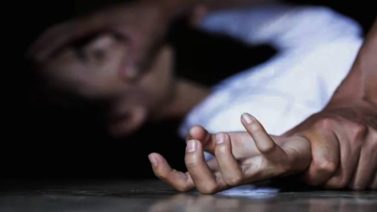 हैवानियतः पत्नी की हत्या कर शव के साथ करता रहा रेप, अवैध संबंध का था शक  Rape was done with the dead body after killing his wife, there was  suspicion of illegal