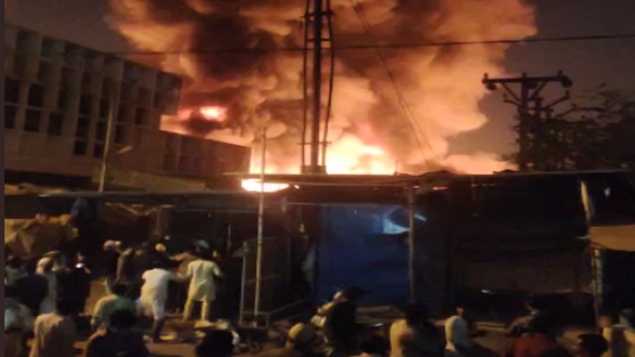 Fire In Pune Fashion Street, All Vendors Products Burnt Down, Loss Of Crores पुणे में आग से फैशन स्ट्रीट की 448 दुकानें खाक, करोड़ों का नुकसान - News Nation