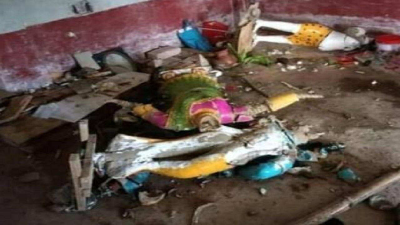 Hindu Temple Houses Attacked In Bangladesh अब बांग्लादेश में 50 हिंदू  मंदिरों-घरों में तोड़फोड़, 100 कट्टरपंथियों का हमला - News Nation