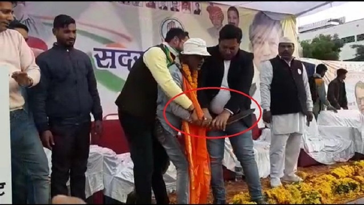 Now Security Breach In Uttarakhand CM Event, Man Reached On Manch With Open Knife | irshi Videos