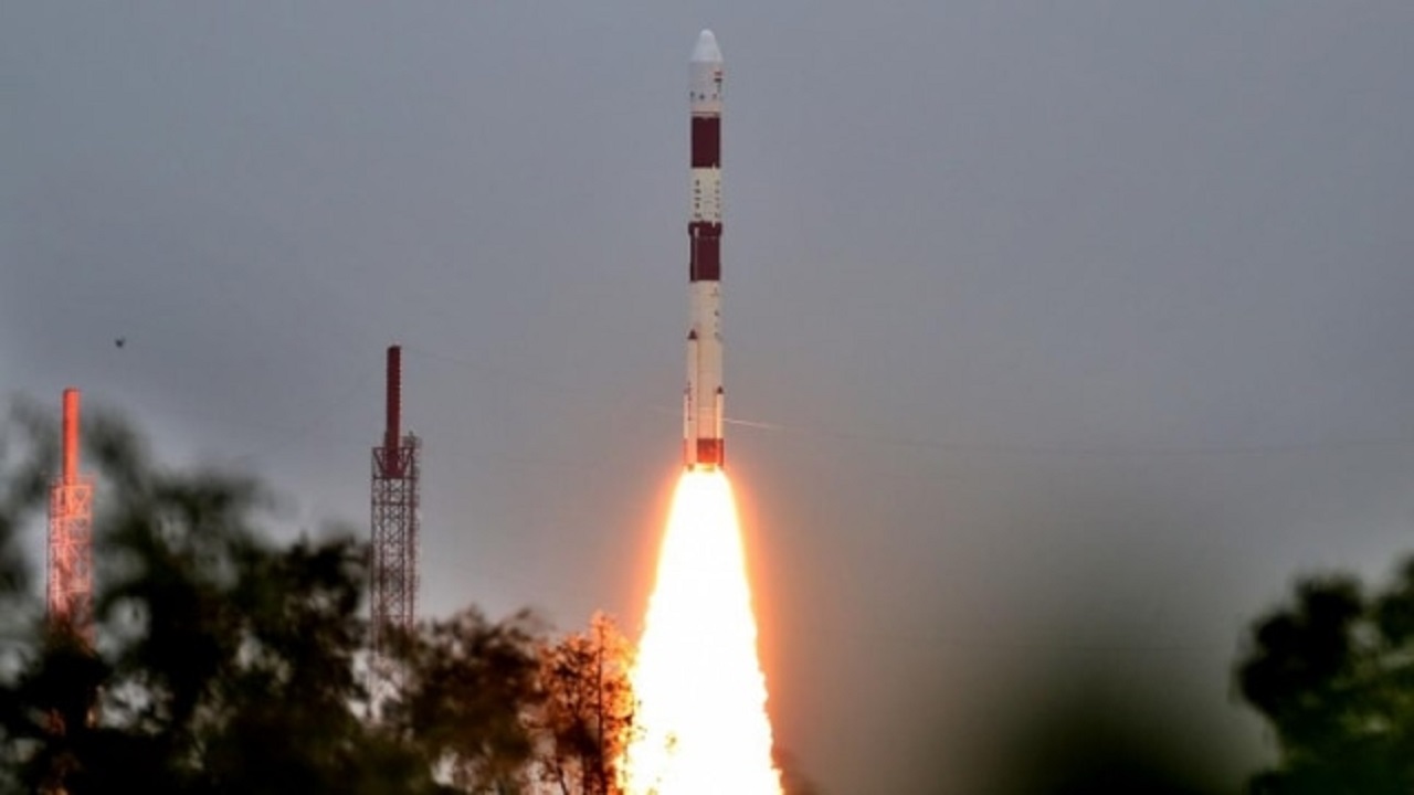 ISRO वैलेंटाइन डे पर PSLV-C52 के जरिए लॉन्च करेगा 'निगरानी सैटेलाइट', जानें  क्या है खास - News Nation