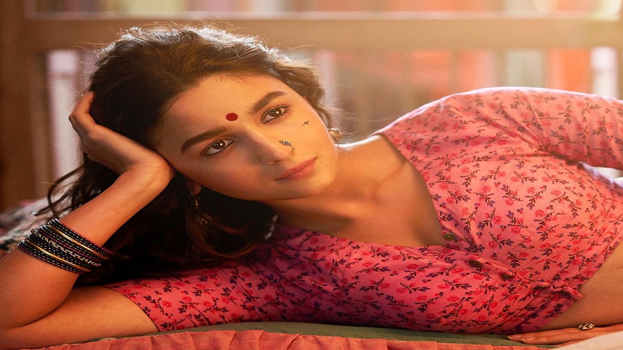 गंगू चांद थी और चांद रहेगी...शादी के बाद Alia Bhatt का ऐसा लुक वायरल : Alia  Bhatt tells that movie Gangubai Kathiawadi is all set to release on Netflix  by instagram reel - News Nation