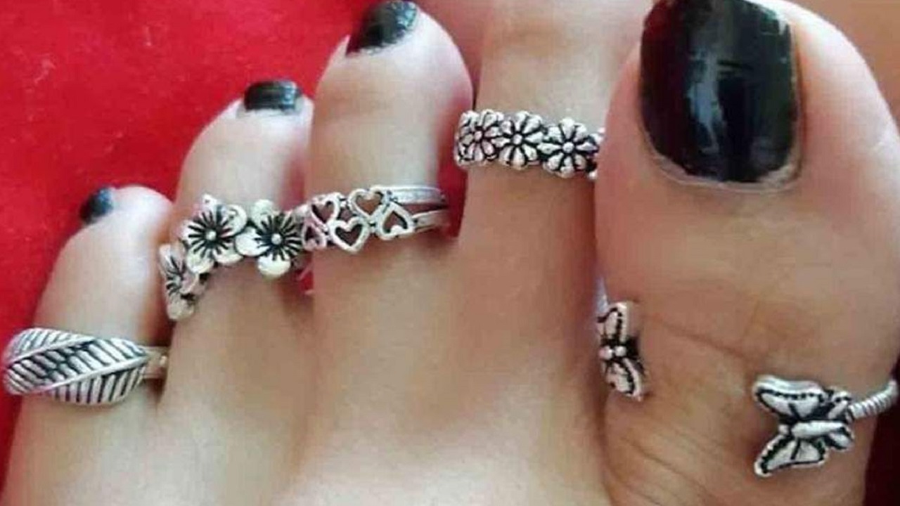 Toe Ring Wearing Rules: शादी-शुदा महिलाएं न पहनें इस धातु की बिछिया, मां  लक्ष्मी का होता है अनादर - News Nation