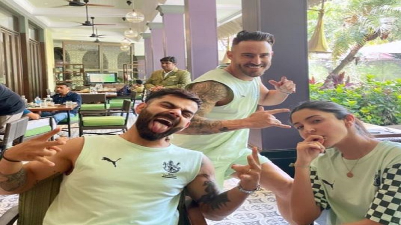 IPL 2023: Kohli, Anushka and Du Plessis seen in cool mood in the same color dress, pictures went viral.  ipl 2023 royal-challengers-bangalore-share-photo-of-virat-kohli-anushka-sharma and faf-du-plessis rcb-ipl-2023-latest-news