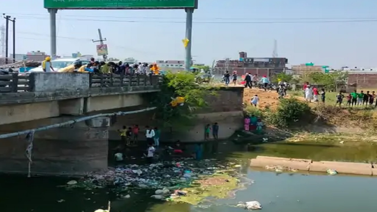 सासाराम में गंदे नाले से नोट लूटने की होड़ देख दंग रह गए लोग, वीडियो वायरल | Bihar News People were stunned to see competition of looting notes from dirty drain in